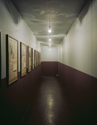 09-ilya_et_emilia_kabakov_labyrinth_adagp1 Ilya et Emilia Kabakov, Labyrinth (My Mother’s Album), 1990, Tate Modern, Londres, © ADAGP, Paris 2009